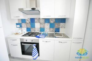 A kitchen or kitchenette at Pavon House Blue - Villetta nuova costruzione 80 mt dal mare, 3 km da spiagge Torre San Giovanni