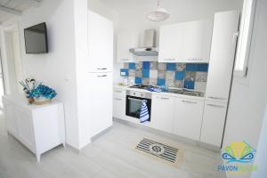A kitchen or kitchenette at Pavon House Blue - Villetta nuova costruzione 80 mt dal mare, 3 km da spiagge Torre San Giovanni