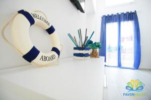 A television and/or entertainment centre at Pavon House Blue - Villetta nuova costruzione 80 mt dal mare, 3 km da spiagge Torre San Giovanni