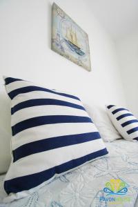 A bed or beds in a room at Pavon House Blue - Villetta nuova costruzione 80 mt dal mare, 3 km da spiagge Torre San Giovanni