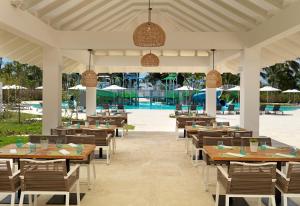Bazén v ubytování Meliá Caribe Beach Resort-All Inclusive nebo v jeho okolí