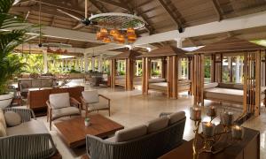 un vestíbulo de un complejo con sillas y mesas en Meliá Caribe Beach Resort-All Inclusive, en Punta Cana