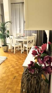 Una cocina y un comedor con mesa y sillas. en Appartamento centro terme merano, en Merano