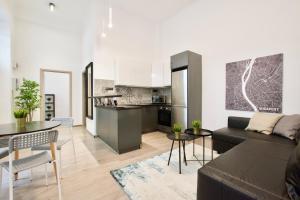 Kuchyňa alebo kuchynka v ubytovaní Standard Apartment by Hi5 - Rákóczi út 23