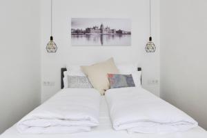 um quarto com duas camas e uma foto na parede em Standard Apartment by Hi5 - Rákóczi út 23 em Budapeste