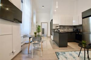 Kuchyňa alebo kuchynka v ubytovaní Standard Apartment by Hi5 - Rákóczi út 23 + 3 fotografie