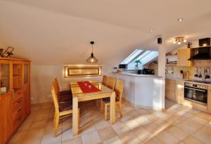 a kitchen and dining room with a table and chairs at Komfort-Fewo "Allgäublick" - im südlichen Kurviertel nahe Therme, Wiesen - Bergbahnen unlimited Mai-Nov in Oberstdorf