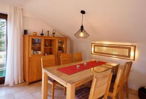 a dining room with a wooden table and chairs at Komfort-Fewo "Allgäublick" - im südlichen Kurviertel nahe Therme, Wiesen - Bergbahnen unlimited Mai-Nov in Oberstdorf +28 photos