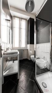 uma casa de banho com um lavatório, uma banheira e um WC. em Casa Brenna Tosatto Art Experience em Lenno