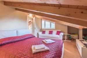 una camera con letto e divano di Apartment Best - Tremezzina a Tremezzo