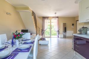 kuchnia i salon ze stołem i krzesłami w obiekcie Apartment Best - Tremezzina w mieście Tremezzo