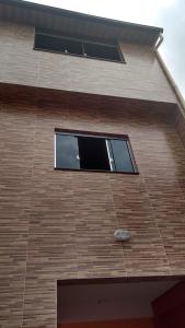 una ventana en el lateral de un edificio en Pousada Exuberance en Diadema
