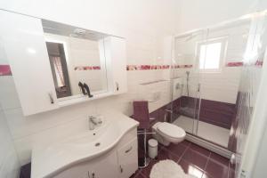 Koupelna v ubytování Mia + 2 fotografie