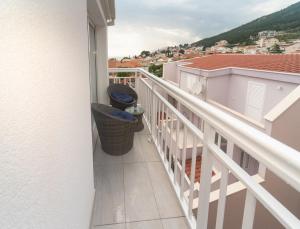 d'un balcon avec vue sur la ville. dans l'établissement Mia, à Baška Voda