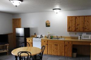 Кухня или мини-кухня в Alpine Motel of Cooke City
