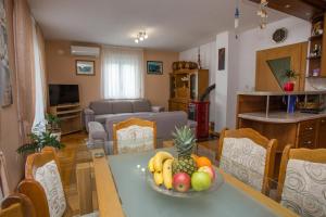 Cette chambre comprend une table avec un bol de fruits. dans l'établissement Apartments Magdalena, à Stobreč