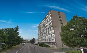 Un edificio alto sul lato di una strada di Domov mládeže - Ubytování Sokolov a Sokolov