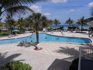 una piscina en un complejo con gente nadando en él en Tides Beachfront Apartments, en Hollywood