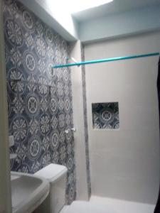 a bathroom with a shower with a toilet and a sink at Altabrisa - Deportiva Departamento cómodo y silencioso 2 habitaciones in Villahermosa +3 photos
