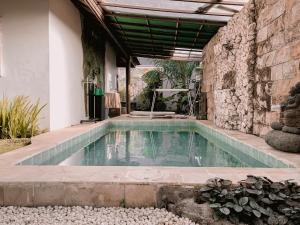 a swimming pool in the middle of a house at Bale Asri Bukit Jimbaran in Jimbaran