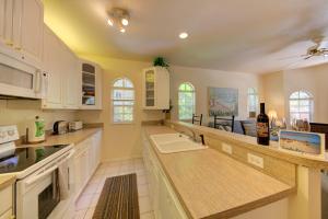 Η κουζίνα ή μικρή κουζίνα στο Beautiful property on Siesta Key