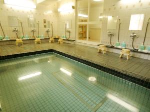 小谷村阳光谷酒店 的游泳池,浴室设有水槽和镜子
