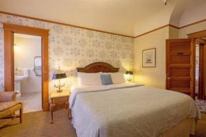 A bed or beds in a room at Pacific Grove Inn