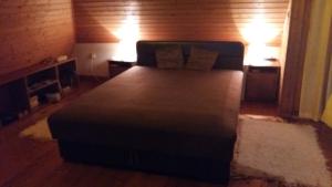 A bed or beds in a room at Komfort Apartman