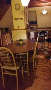 A kitchen or kitchenette at Komfort Apartman