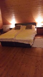 A bed or beds in a room at Komfort Apartman