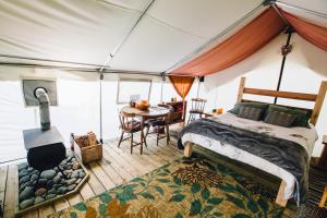 Postel nebo postele na pokoji v ubytování So Damn Lucky Glamping
