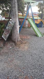 una señal junto a un árbol en un parque en Pousada do Gordo en Bonito