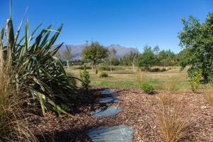 een tuin met rotsen in het midden van een veld bij The Arrow Nest in Arrowtown