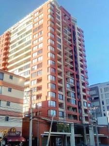 a large tall building in the middle of a city at Departamento Centro de Viña del Mar in Viña del Mar