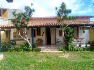 卡波布里奧的住宿－Casa em Cabo Frio，前面有棕榈树的房子