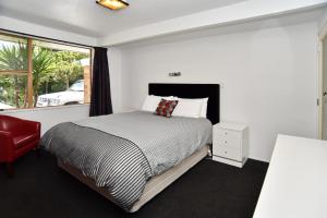 Katil atau katil-katil dalam bilik di Relaxed 3BR Hideaway - Outdoor Living & Pets - Christchurch Holiday Homes