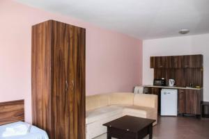 un soggiorno con divano e una cucina di Family apartment "Sunny House" a Nesebar