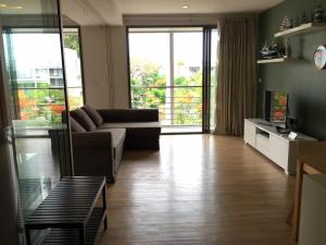 ein Wohnzimmer mit einem Sofa und einem TV in der Unterkunft บ้านแสนคราม หัวหิน Baan Sankraam Hua Hin Condominium in Hua Hin