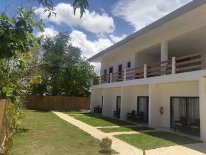 Blick auf die Rückseite eines Hauses in der Unterkunft Christelle Inn in Panglao