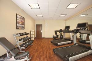 un gimnasio con cintas de correr y máquinas elípticas en Hyatt Place Denver Tech Center, en Centennial