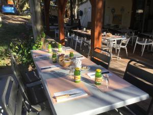 einen Tisch mit Speisen und Getränken auf einer Terrasse in der Unterkunft Camping du Soleil in Appietto