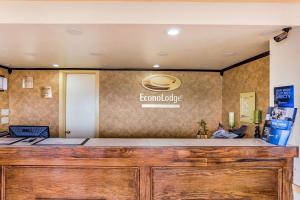 una habitación con un mostrador con un cartel en la pared en Econo Lodge McAlester, en McAlester