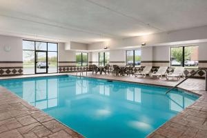 ein großer Pool mit blauem Wasser in einem Hotelzimmer in der Unterkunft Wingate by Wyndham Cincinnati Blue Ash in Blue Ash