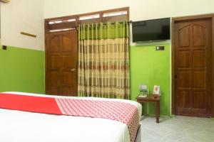 Posteľ alebo postele v izbe v ubytovaní Super OYO 942 Srikandi Hotel