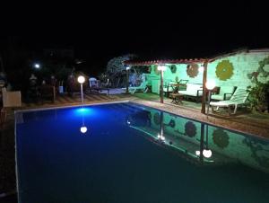 una piscina por la noche con una casa en Georgia Seaside Villa, en Hersonissos