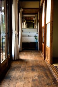 un corridoio di una casa con pavimento in legno di そわか楼 a Fukuyama