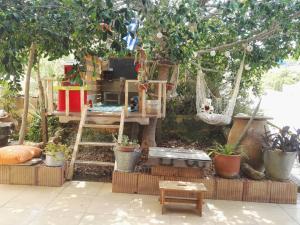 una casa en un árbol con una escalera en un árbol en Villa Emma, en Agia Fotia