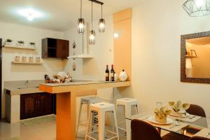 cocina y comedor con bar y mesa en Fully Furnished Apartment with Netflix and Wifi, en Batangas