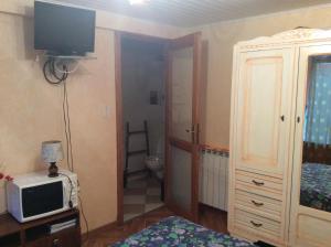 Habitación con 1 dormitorio con aseo y TV. en CHAMBRE INDEPENDANTE + SANITAIRE près centre ville en Rignac