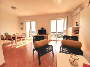 ein Wohnzimmer mit Tisch und Stühlen und ein Esszimmer in der Unterkunft RentFox - Crikvenica in Crikvenica